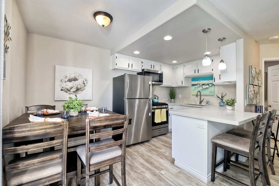 Condo, 1 King Bed with Sofa bed, Balcony, Garden View (Silver Surf Getaway) | Private kitchen | Fridge, microwave, oven, stovetop