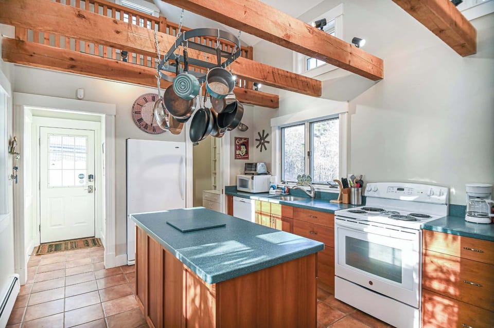 House, Multiple Beds, Hot Tub, Garden View (Maple Shadow Farm) | Private kitchen | Fridge, microwave, oven, stovetop