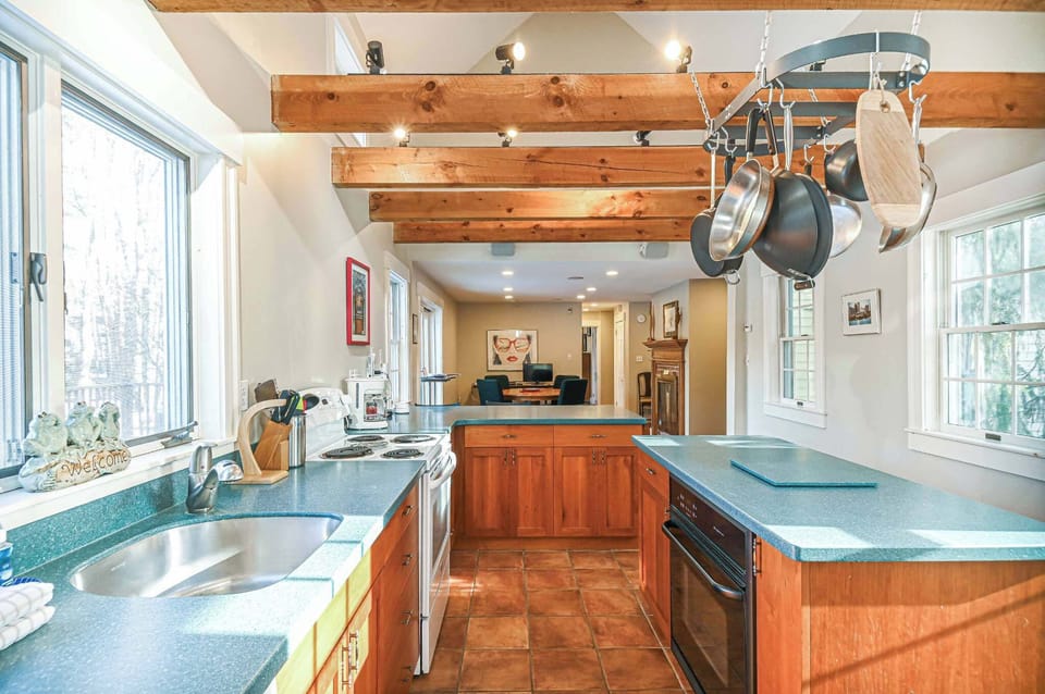 House, Multiple Beds, Hot Tub, Garden View (Maple Shadow Farm) | Private kitchen | Fridge, microwave, oven, stovetop