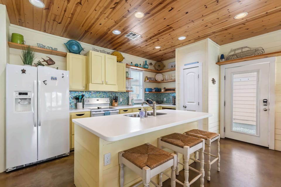 House, Multiple Beds, Patio, Pool View (Dockside) | Private kitchen | Fridge, microwave, oven, stovetop