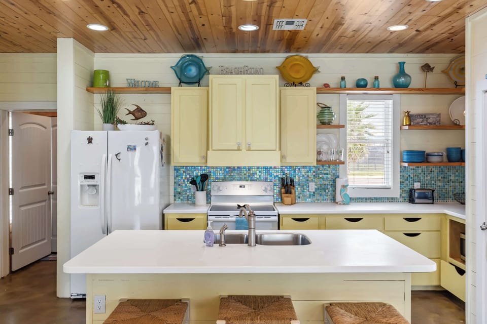 House, Multiple Beds, Patio, Pool View (Dockside) | Private kitchen | Fridge, microwave, oven, stovetop