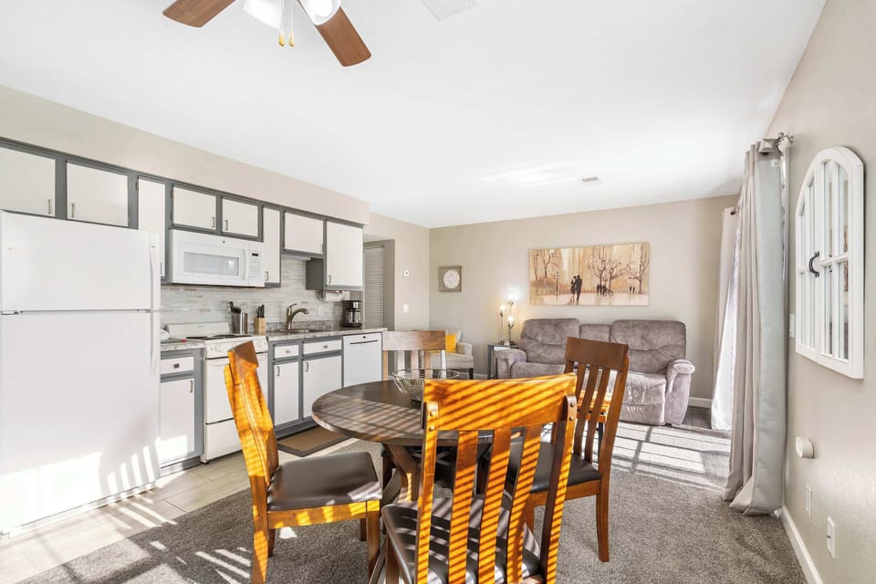 Condo, 1 Queen Bed, Patio, Garden View (Windsor Cottage) | Interior