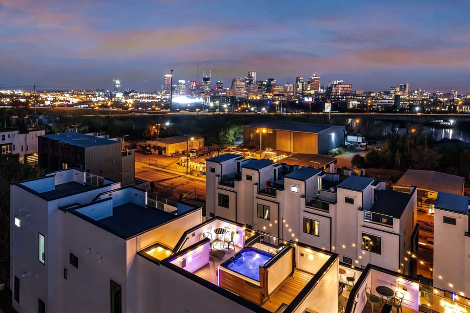 From dusk, rooftop hot tubs frame the Nashville city skyline, the kind of backdrop that makes a group weekend feel like the real thing