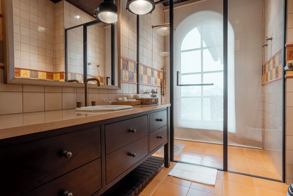 NAHOR - EXECUTIVE SUITE | Bathroom | Free toiletries, hair dryer, towels, shampoo