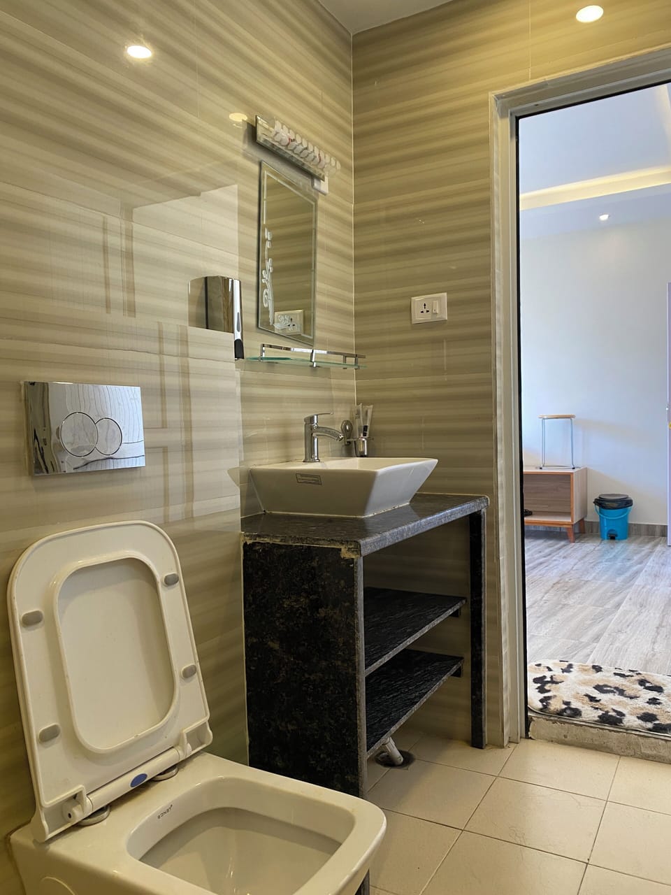 Standard Single Room, 1 Queen Bed | Bathroom | Rainfall showerhead, free toiletries, hair dryer, slippers
