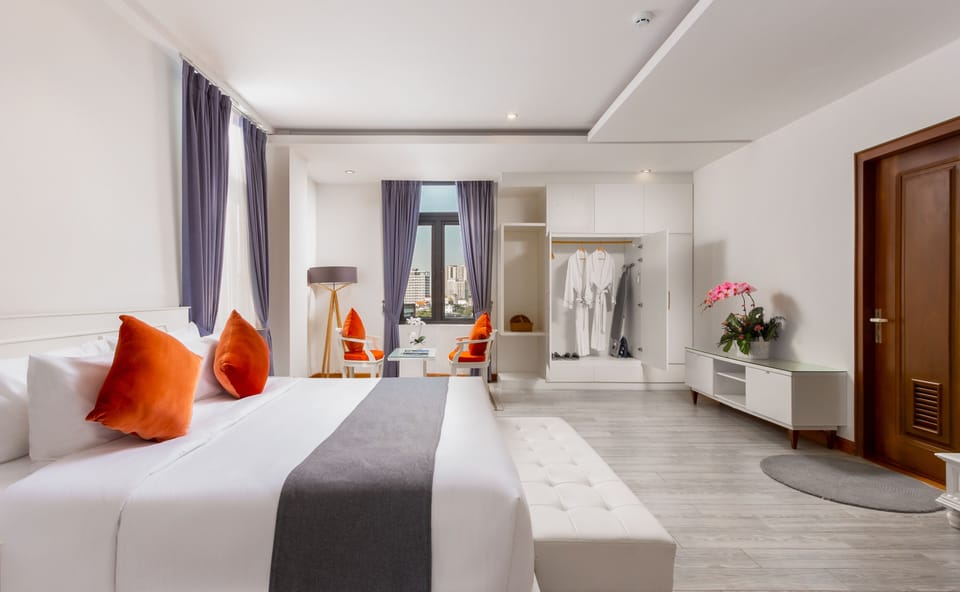 Cocoon Suite King  With Balcony | Premium bedding, minibar, in-room safe, desk