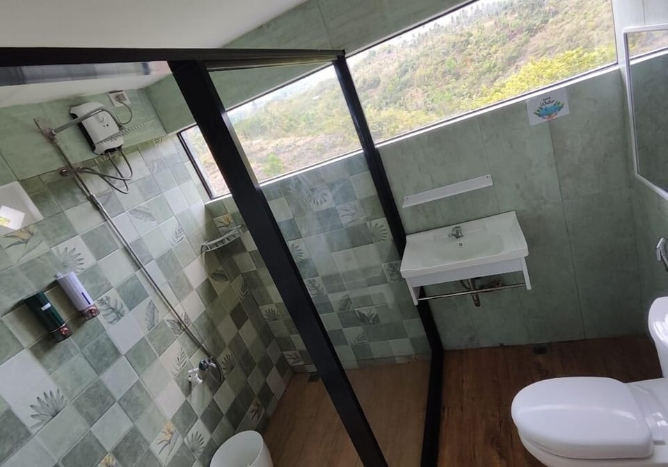 Signature Double or Twin Room | Bathroom | Shower, rainfall showerhead, free toiletries, towels