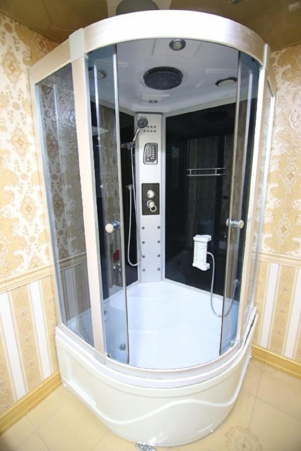 Rainfall showerhead, free toiletries, hair dryer, bathrobes