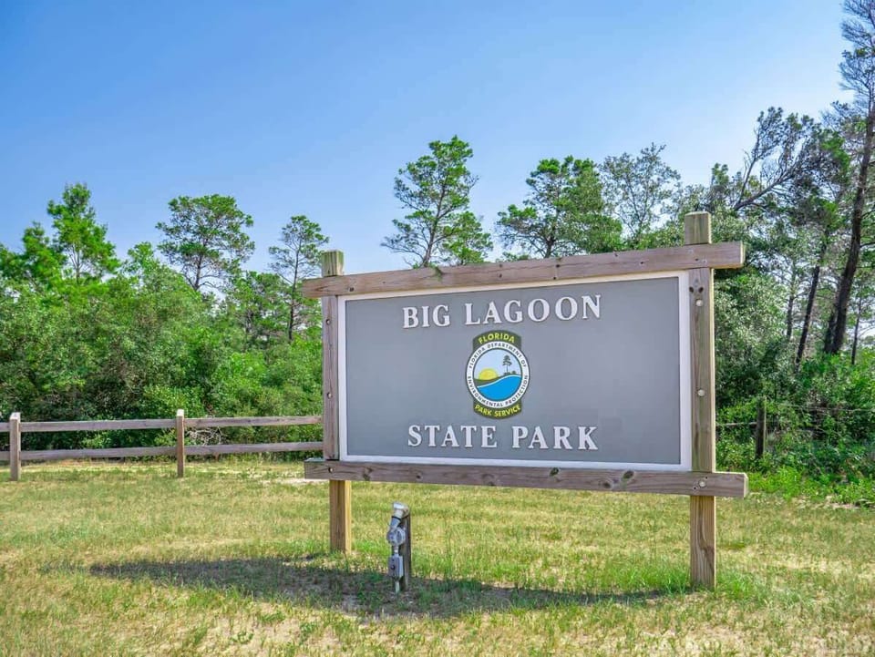 3 minute drive to Beautiful water front state-park. Kid-friendly