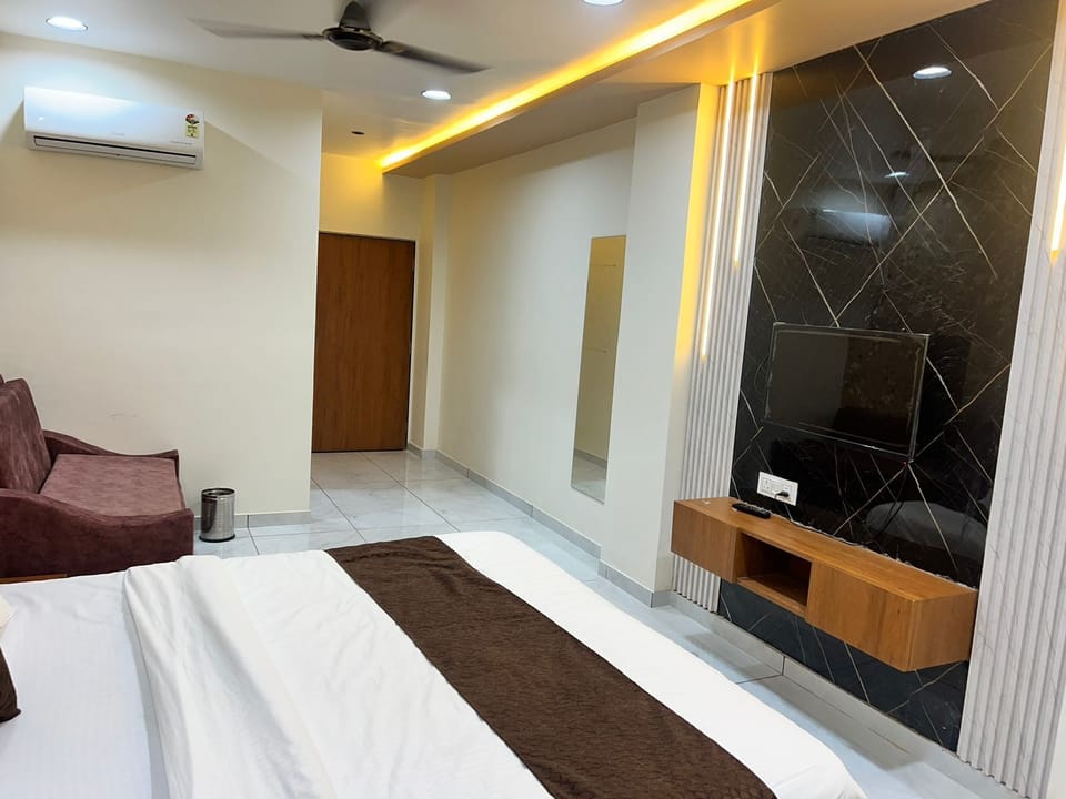 Deluxe Room, 1 Double Bed, Non Smoking, City View | Egyptian cotton sheets, premium bedding, down comforters