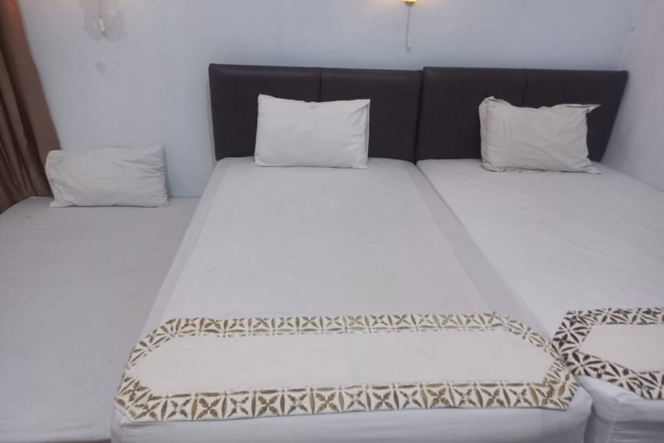 Triple Room | Free WiFi, bed sheets