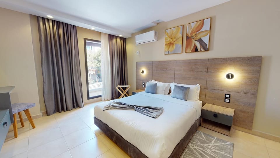 Premium bedding, minibar, laptop workspace, blackout drapes