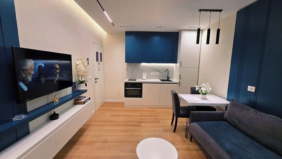 Apartment, Balcony | Living area | 42-inch flat-screen TV with cable channels