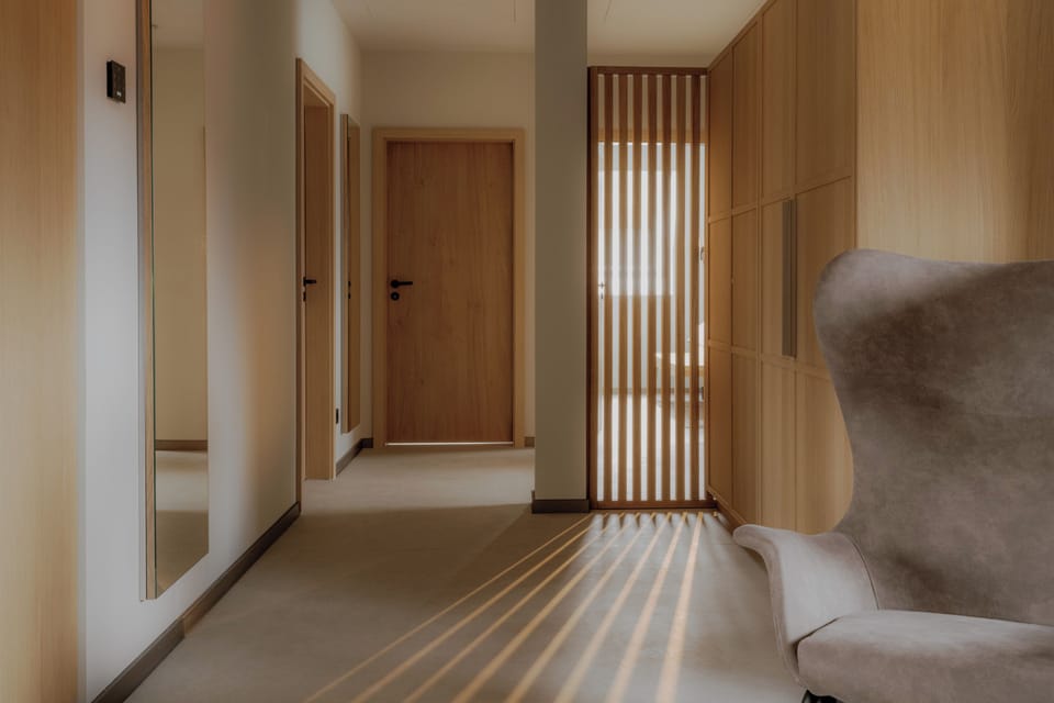 Suite, Lake View | Premium bedding, in-room safe, WiFi (free), bed sheets