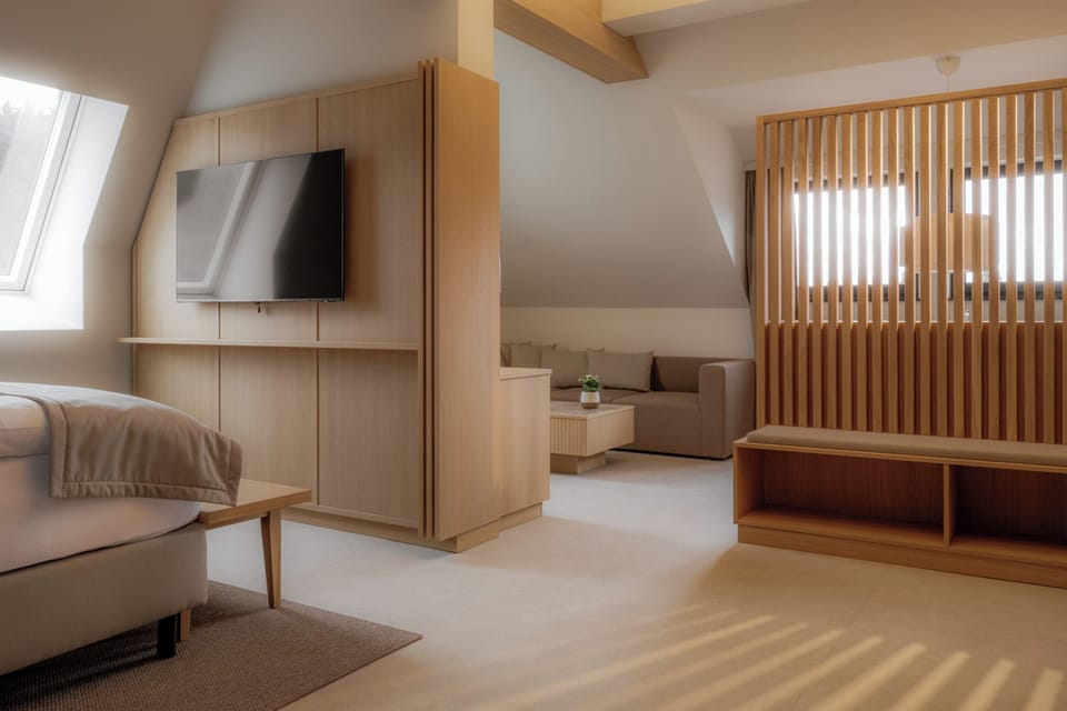 Suite | Premium bedding, in-room safe, WiFi (free), bed sheets