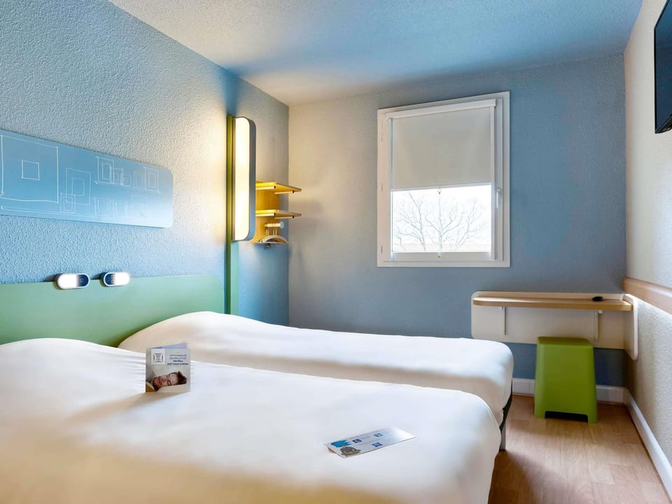 Twin Room, 2 Twin Beds | Premium bedding, pillowtop beds, desk, soundproofing