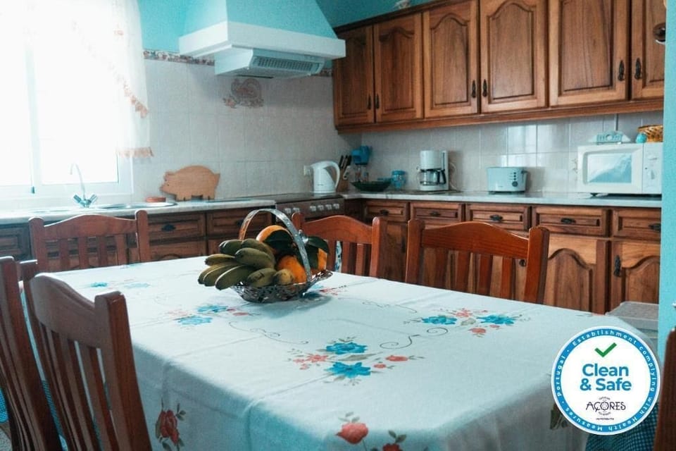 Full-size fridge, microwave, oven, toaster