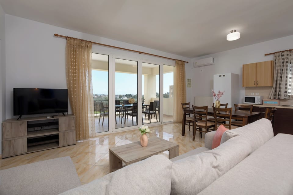 Apartment, 2 Bedrooms, Smoking, Balcony | Living room