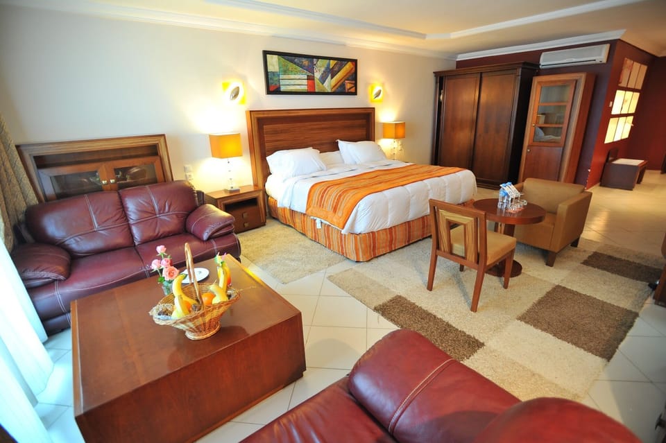 Premium bedding, minibar, laptop workspace, cribs (free)