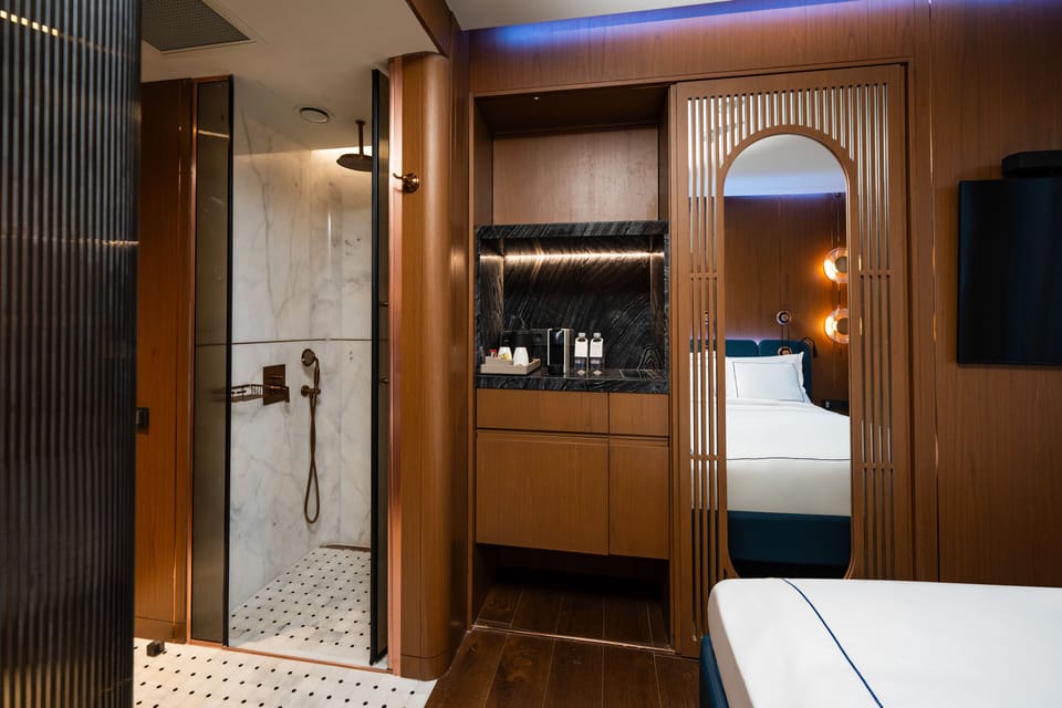 Deluxe Double Room, 1 King Bed, Non Smoking, Private Bathroom | Bathroom | Shower, free toiletries, hair dryer, bathrobes