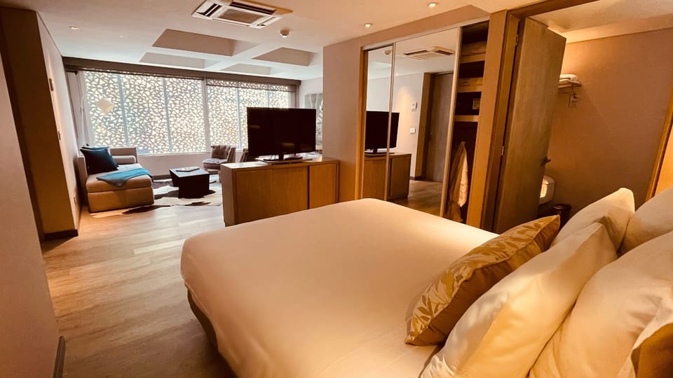Suite, 1 Queen Bed | Premium bedding, in-room safe, desk, soundproofing