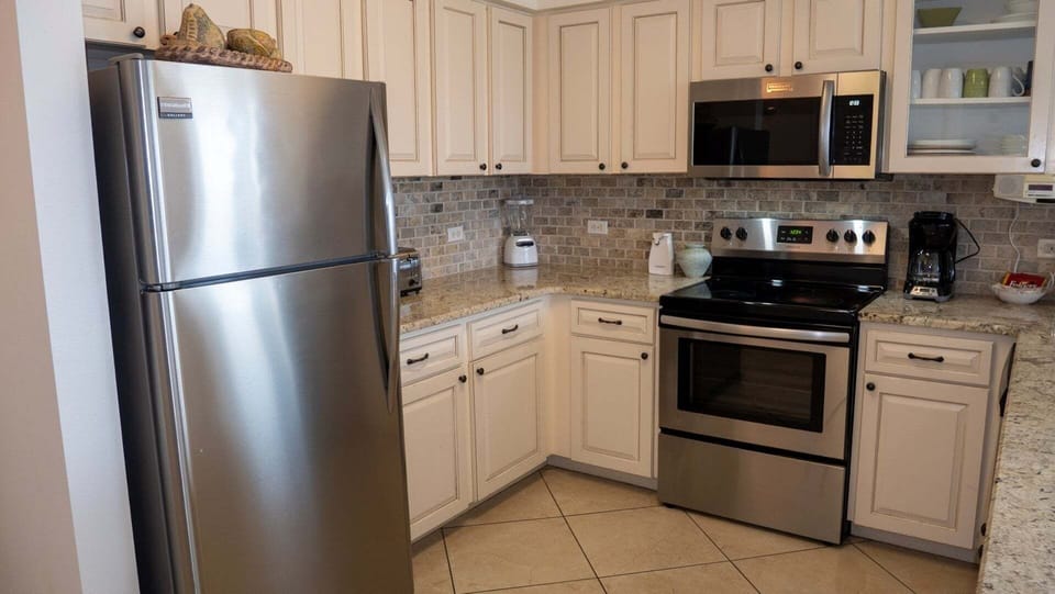 Condo, 3 Bedrooms | Private kitchen | Coffee/tea maker, dishwasher, toaster, blender
