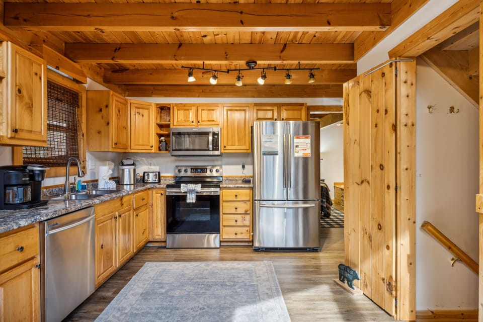 Cabin, 3 Bedrooms | Private kitchen | Coffee/tea maker, fridge, oven, toaster