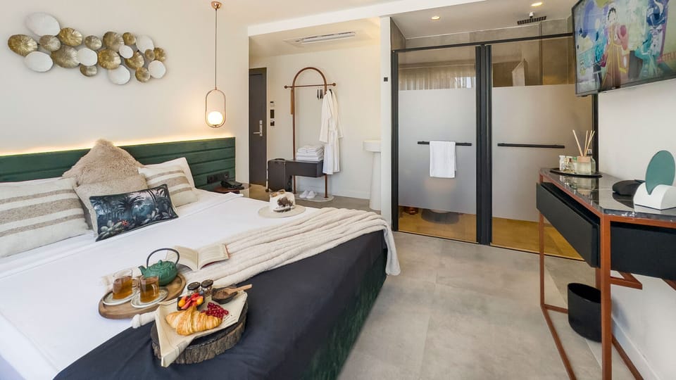 Superior Double Room | Hypo-allergenic bedding, minibar, in-room safe, laptop workspace