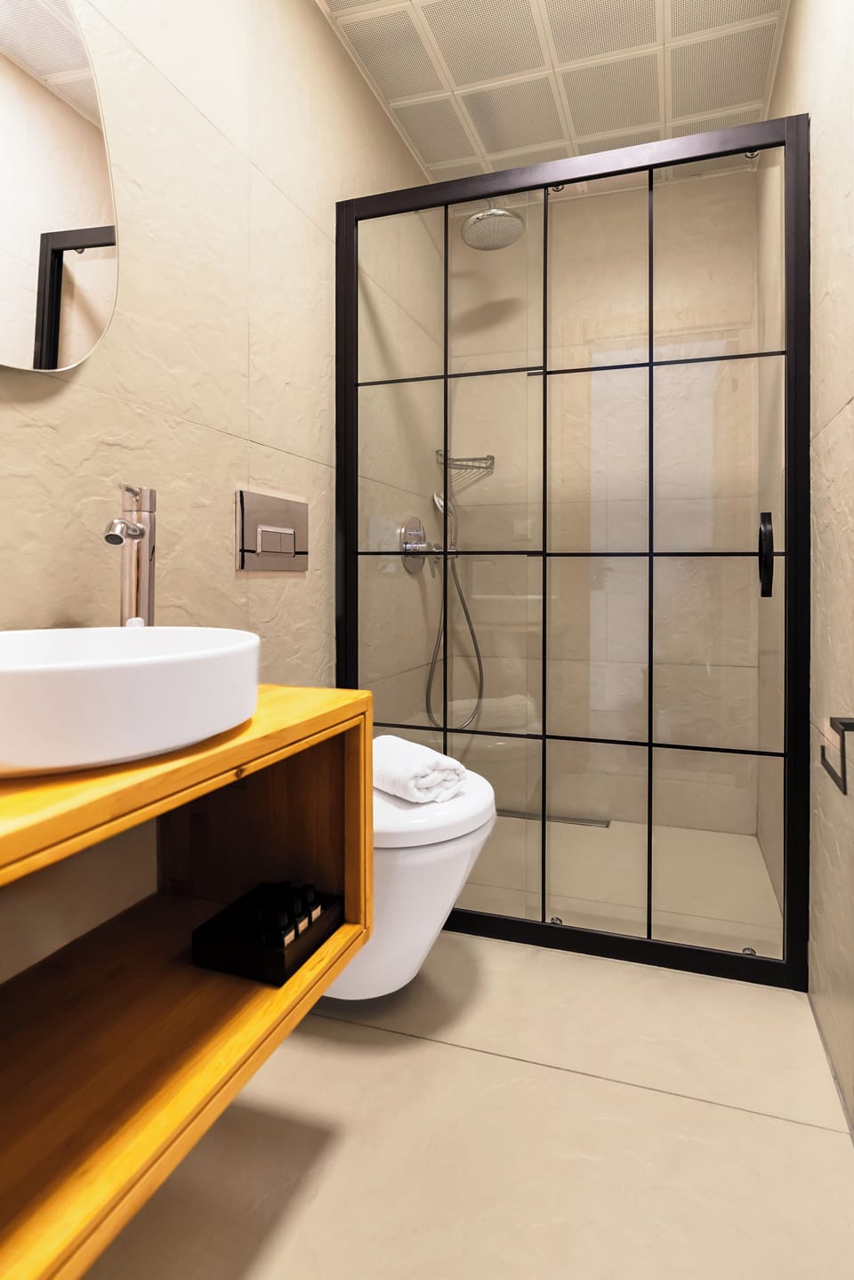 Shower, rainfall showerhead, free toiletries, hair dryer