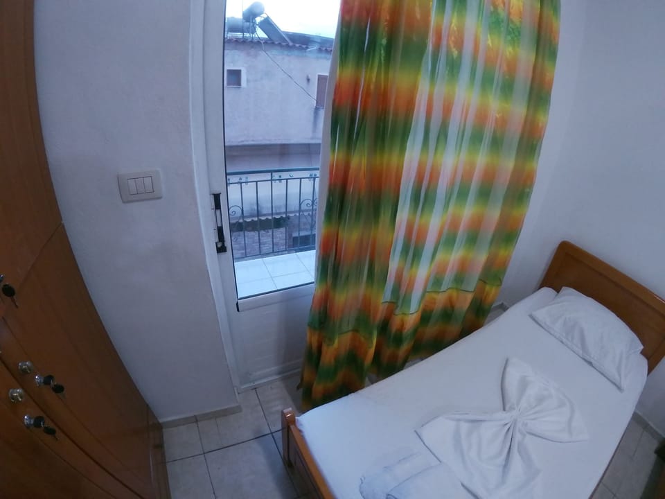 Basic Shared Dormitory | Desk, free WiFi