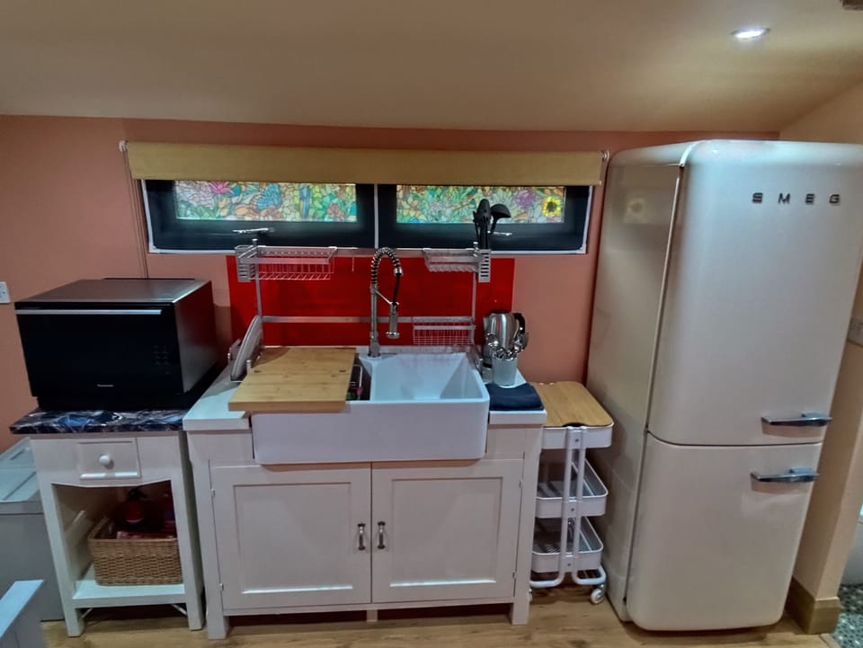 Premium Cabin, 2 Twin Beds, Kitchenette, Garden Area | Private kitchenette | Electric kettle