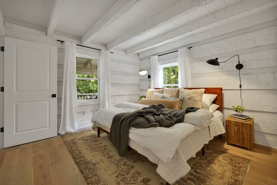 The primary suit in located downstairs with a luxurious king size bed and ensuite bathroom.