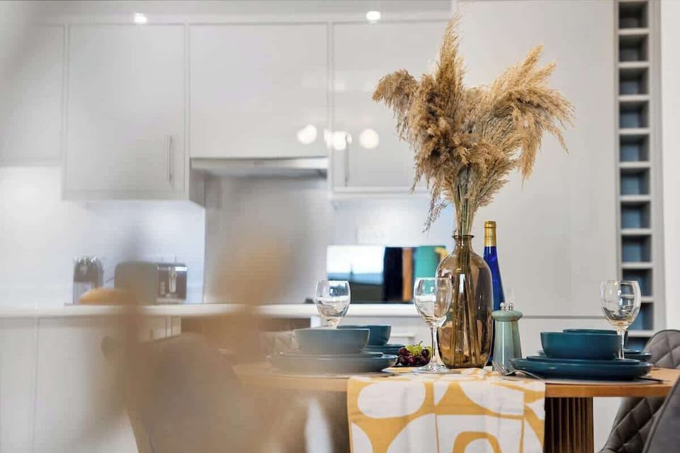 Dining area at Blue Puffin Stays Short Lets & Serviced Accommodation
