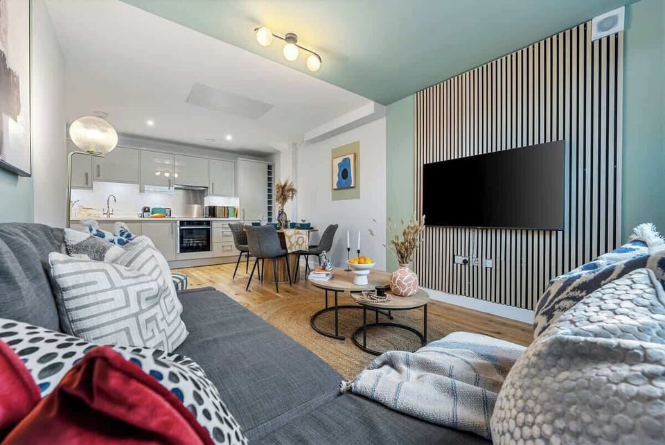 Relax with family in the cosy living area at Blue Puffin Stays Short Lets & Serviced Accommodation, with a comfy sofa and a flat-screen TV with Netflix for the perfect unwind after a day of exploring.