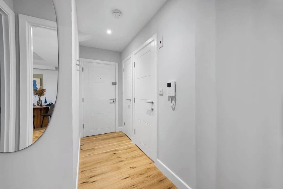 Mirror at Blue Puffin Stays Short Lets & Serviced Accommodation
