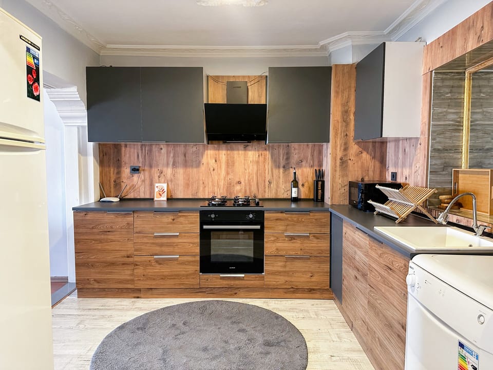 Full-size fridge, microwave, oven, stovetop