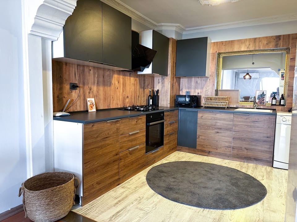 Deluxe Apartment, Sea View | Shared kitchen | Full-size fridge, microwave, oven, stovetop