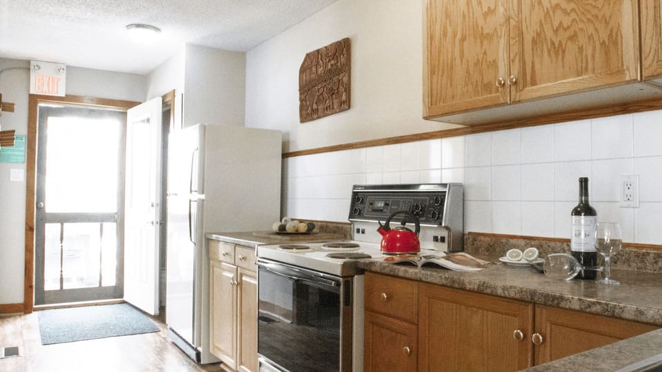 Traditional Apartment, 4 Bedrooms | Private kitchen | Full-size fridge, microwave, oven, stovetop