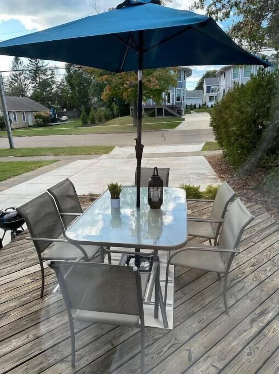 Full deck for outdoor dining (seasonal May - October)