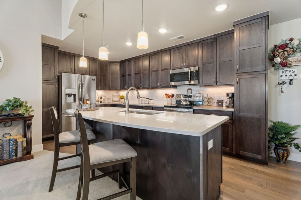 Apartment, 1 Queen Bed, Balcony (6582 Crystal Downs #205) | Private kitchen | Fridge, microwave, oven, stovetop