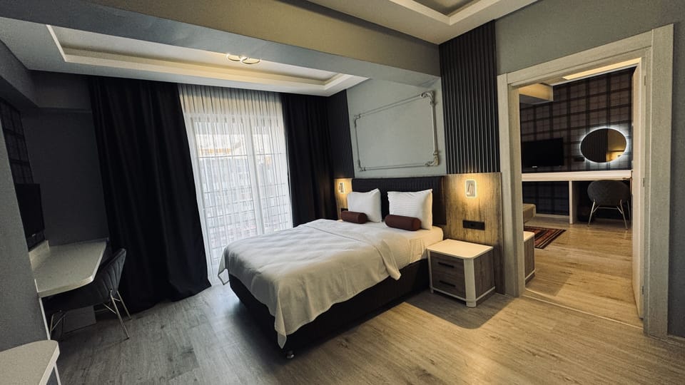 Deluxe Suite | Premium bedding, minibar, in-room safe, laptop workspace