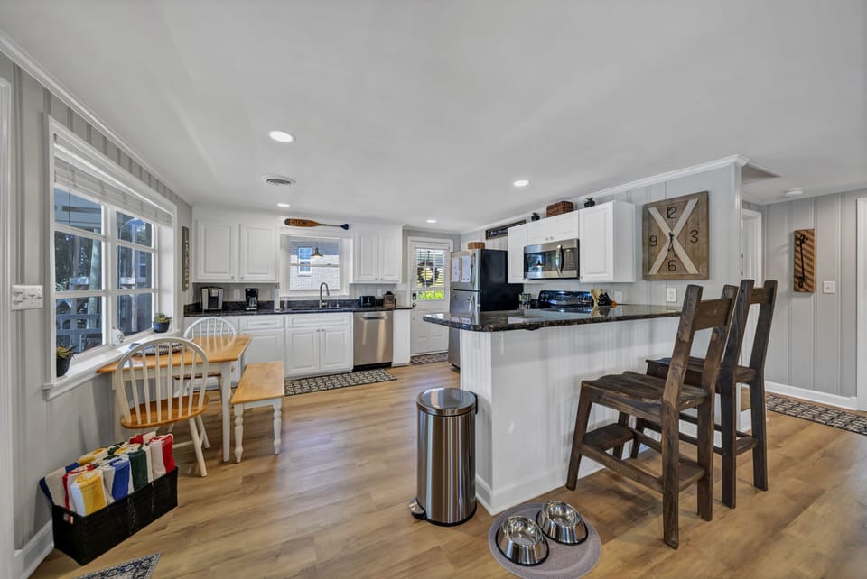 Updated kitchen, granite counters , Bosch Dishwasher, eat up bar