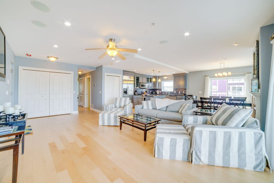Living Room | Free WiFi | Central A/C & Heating | Fireplace