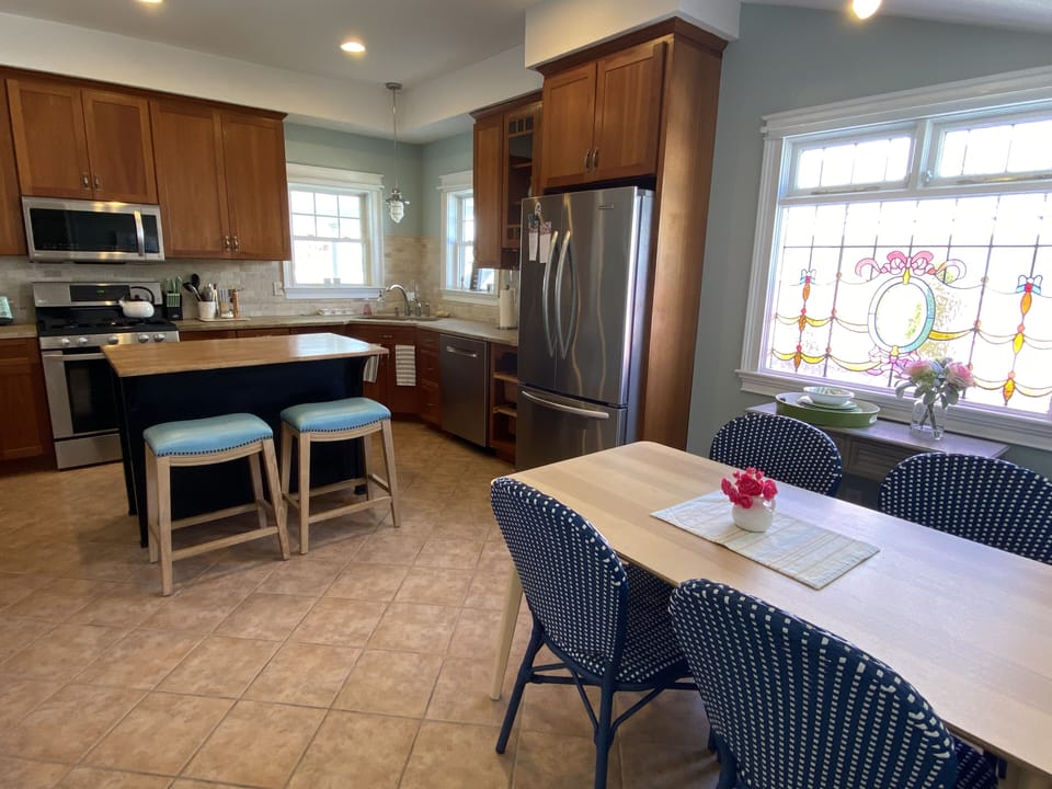 Huge & beautiful eat-in kitchen w/plenty of seating & entertaining space