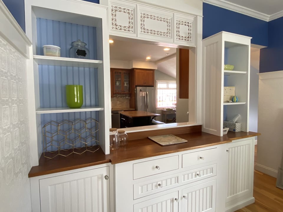 Gorgeous hutch w/opening from dining room into kitchen--convenience & beauty