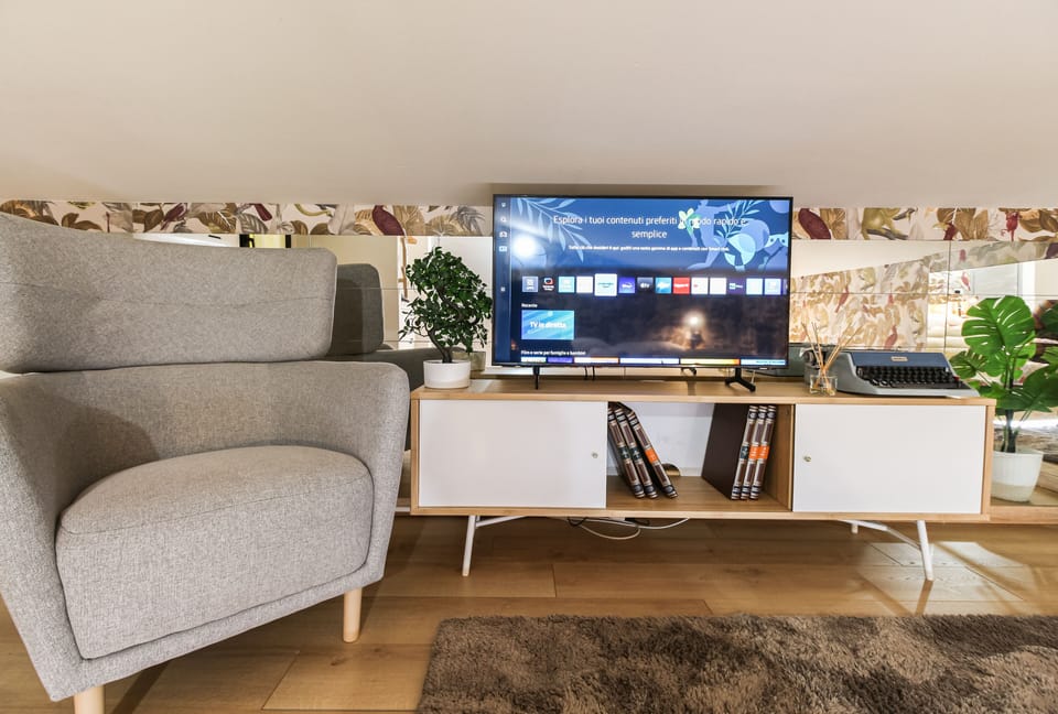 Comfort Room | Desk, soundproofing, iron/ironing board, individually furnished