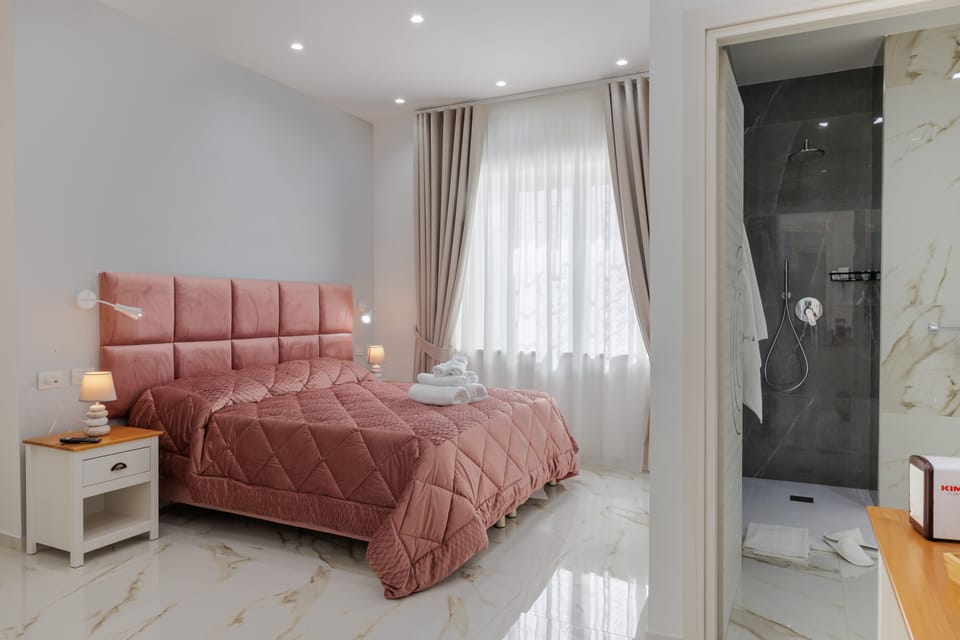 Minibar, desk, free WiFi, bed sheets