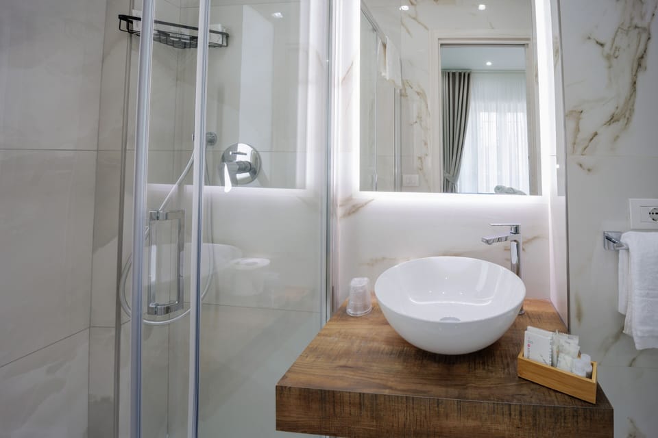 Deluxe Double Room | Bathroom | Rainfall showerhead, hair dryer, bidet, towels