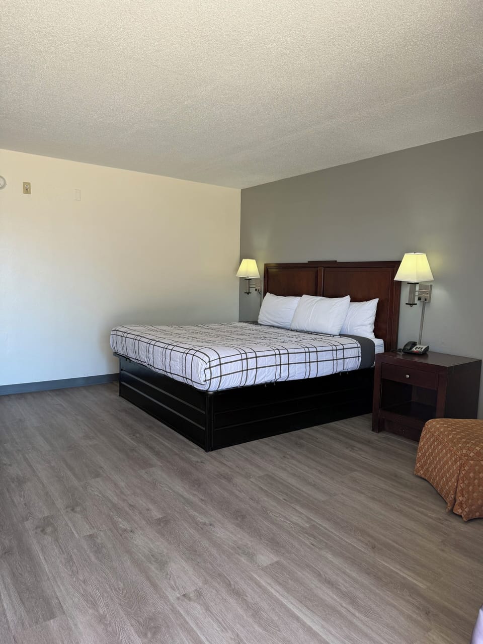 Standard Room, 1 King Bed | Bathroom | Combined shower/tub, hair dryer