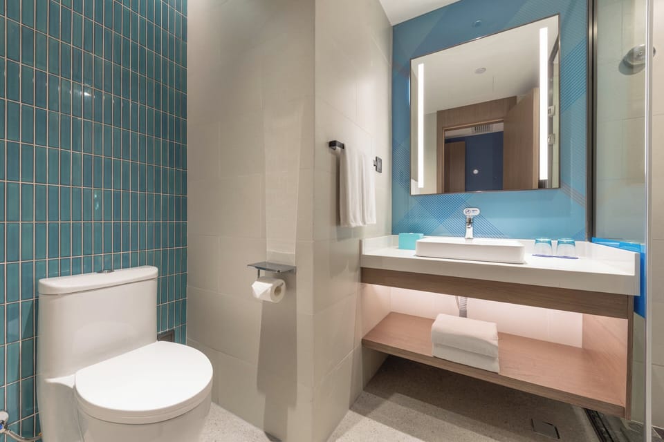 Shower, rainfall showerhead, free toiletries, hair dryer